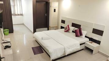 Laptop workspace, rollaway beds, free WiFi, bed sheets