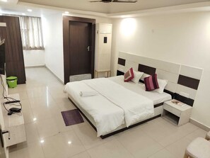 Laptop workspace, rollaway beds, free WiFi, bed sheets - Raj Mahal Rooms & Banquet Hall (Patna)