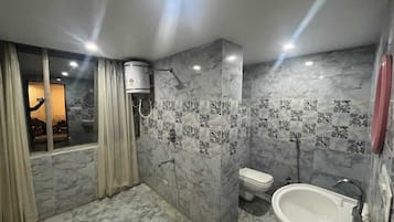 Chambre Double, 1 trĂšs grand lit | Salle de bain | Douche, serviettes fournies, savon