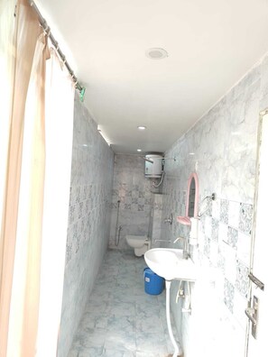 Shower, free toiletries, towels, soap - Raj Mahal Rooms & Banquet Hall (Patna)