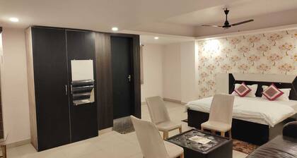 Raj Mahal Rooms & Banquet Hall