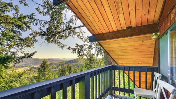 Eine Holzterrasse mit Blick auf eine Berglandschaft.
