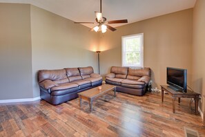 TV - Hopkinsville Home: Walk to Downtown! (Hopkinsville)