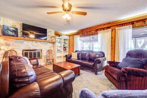 TV, fireplace