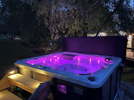 Outdoor spa tub. Whispering Birch Bed and Breakfast