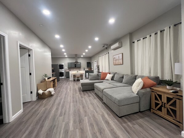 Smart TV - Charming 2-bedroom apartment in lovely Hendersonville with AC, WiFi (Hendersonville)