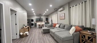 Charming 2-bedroom apartment in lovely Hendersonville with AC, WiFi