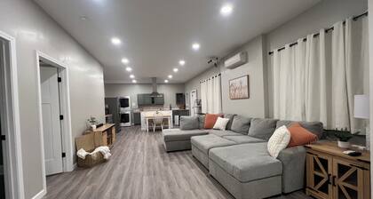 Charming 2-bedroom apartment in lovely Hendersonville with AC, WiFi