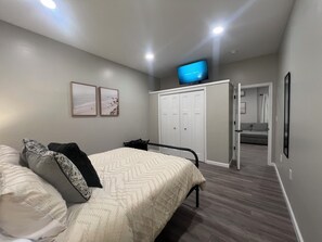 2 bedrooms, iron/ironing board, free WiFi, bed sheets - Charming 2-bedroom apartment in lovely Hendersonville with AC, WiFi (Hendersonville)