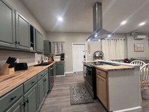 Fridge, microwave, oven, stovetop - Charming 2-bedroom apartment in lovely Hendersonville with AC, WiFi (Hendersonville)