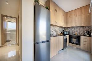 ثلاجة، ميكروويف، فرن، موقد طهي مسطح