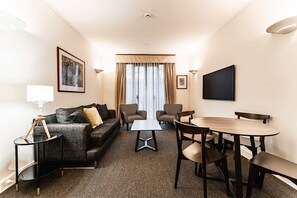 TV - Chic 1-Bed in East Melbourne with Gym & Pool (East Melbourne)