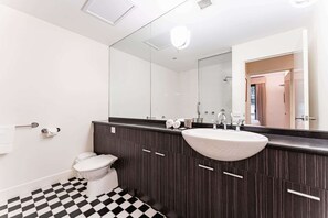 Shower, hair dryer, towels, shampoo - Chic 1-Bed in East Melbourne with Gym & Pool (East Melbourne)