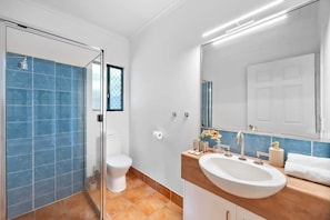 Shower, hair dryer, towels, shampoo - Beachside 4-Bed Retreat with Study Nook & Views (Coolum Beach)