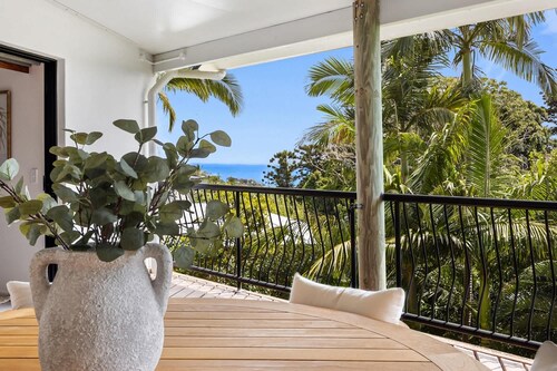 Beachside 4-Bed Retreat with Study Nook & Views