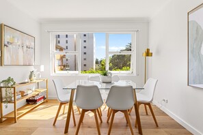 Dining Area - Gorgeous 3-Bed Manly Pad, Short Walk to the Beach (Manly)