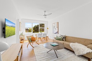 Living Area - Gorgeous 3-Bed Manly Pad, Short Walk to the Beach (Manly)
