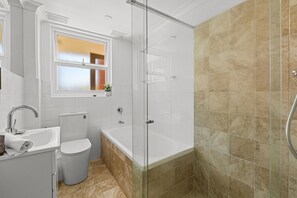 Bathroom - Gorgeous 3-Bed Manly Pad, Short Walk to the Beach (Manly)