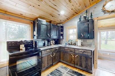 Cozy home located near Lakes & Trails equipped with WIFI & a Gas Grill