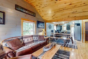 TV - Cozy home located near Lakes & Trails equipped with WIFI & a Gas Grill (Mercer)