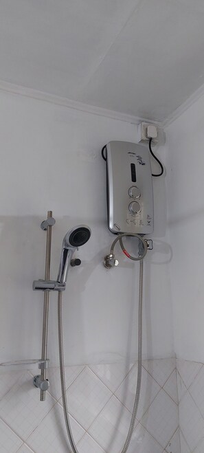 Economy Double Room, Balcony | Bathroom | Slippers, towels, soap, shampoo - The Comfort (Kandy)