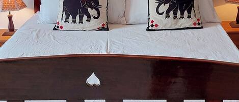 Deluxe Double Room, Mountain View | Soundproofing, WiFi (free)