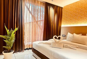 Cortinas blackout y sistema de insonorización 