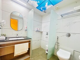 Ducha, pantuflas, toallas, jabón