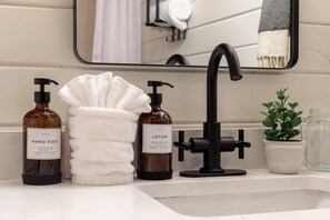 Haartrockner, Handtücher, Seife, Shampoo