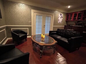 Interior - Upstairs bar, palapa, 5 bedroom, king suite, Gig WiFi, great location (Eagle Pass)