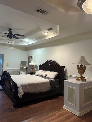 5 bedrooms, iron/ironing board, WiFi, bed sheets - Upstairs bar, palapa, 5 bedroom, king suite, Gig WiFi, great location  (Eagle Pass)