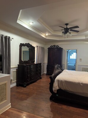 5 bedrooms, iron/ironing board, WiFi, bed sheets - Upstairs bar, palapa, 5 bedroom, king suite, Gig WiFi, great location (Eagle Pass)