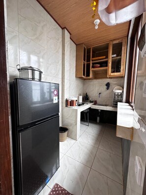 Vila Basic, balkon, pemandangan taman | Dapur pribadi | Lemari es, kompor, dan peralatan masak/sendok-piring