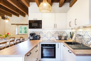 Een koelkast, een microgolfoven, een oven, een kookplaat