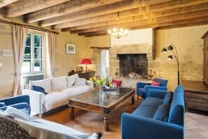 Een open haard, tafelvoetbal en boeken