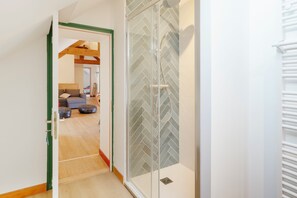 Dusche, Haartrockner, Handtücher, Seife