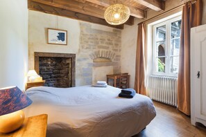 5 dormitoris, planxa i posts de planxar i un bressol de viatge