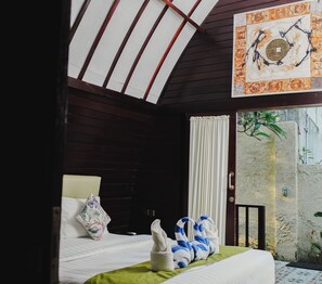 Deluxe villa, 3 slaapkamers, uitzicht op zwembad | 3 slaapkamers, geluiddichte muren, gratis wifi