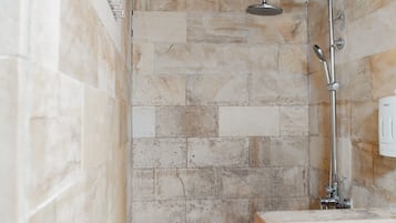 Villa Deluxe, 3 habitaciones, vista a la alberca | Baño | Regadera, jabón, shampoo