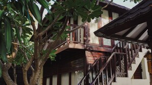A traditional wooden house with a balcony and staircase. - Bellewood Villa (Gili Trawangan)