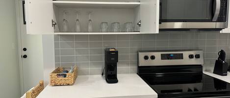 Geladeira, micro-ondas, fogão, cooktop