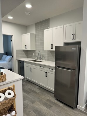 Een koelkast, een microgolfoven, een oven, een kookplaat