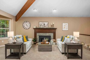 Téléviseur, table de baby-foot, table de ping-pong