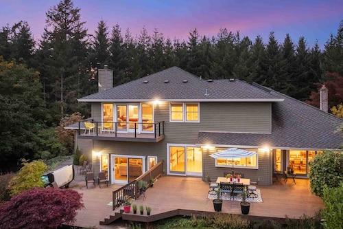 Spectacular Private Retreat on Five Acres, Huge Deck, Hot Tub w/ Views, Game Room, Close to Portland