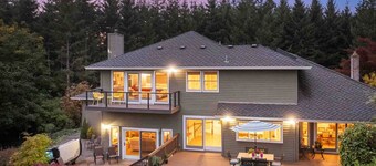 Spectacular Private Retreat on Five Acres, Huge Deck, Hot Tub w/ Views, Game Room, Close to Portland