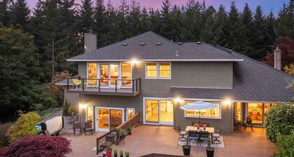 Spectacular Private Retreat on Five Acres, Huge Deck, Hot Tub w/ Views, Game Room, Close to Portland