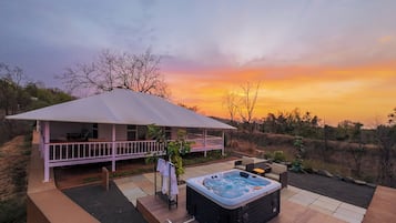 Barraca superluxo (with Jacuzzi) | Banheira de imersão