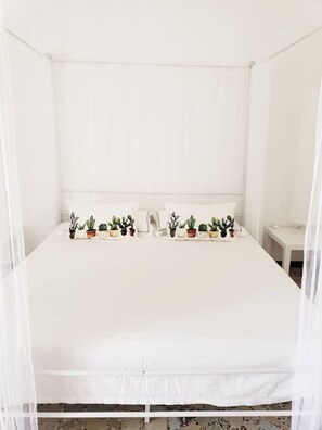 2 quartos, ferros/tábuas de passar roupa, berço de viagem