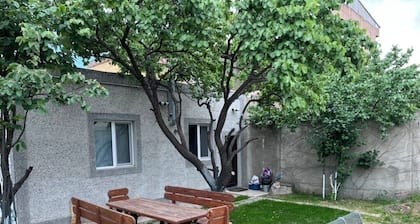 Sunny Garden - Charming 4-bedroom Guest House with AC and WiFi in Yerevan
