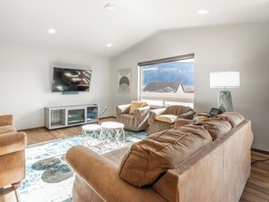 TV connectée, cheminée, table de tennis de table